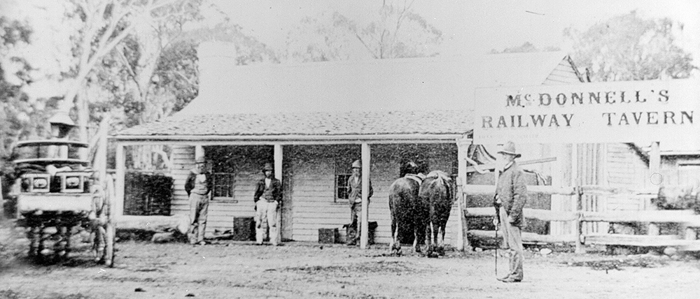 Dan Kelly’s and Steve Hart’s coffins, opposite page, outside McDonnell’s hotel, Glenrowan, the day after the siege. The coffins were on their way to a wake at Eleven Mile Creek. The hotel was demolished in the 1960s. Image: Max Brown